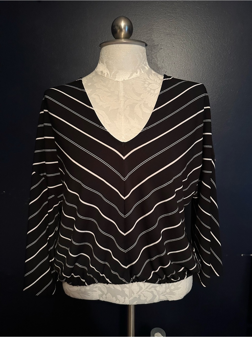 Express One Eleven Black White Chevron Stripe V-Neck Blouse Top Large NWT